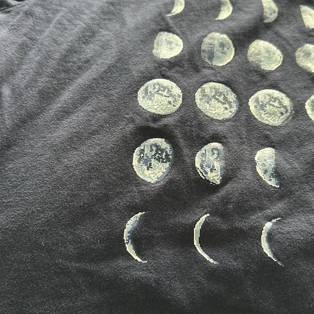 💰BOGO, 1 EQUAL OR LESSER PRICE💰 Gap Kids Graphic T, Moon Phases, Navy Uniform - Picture 5 of 14